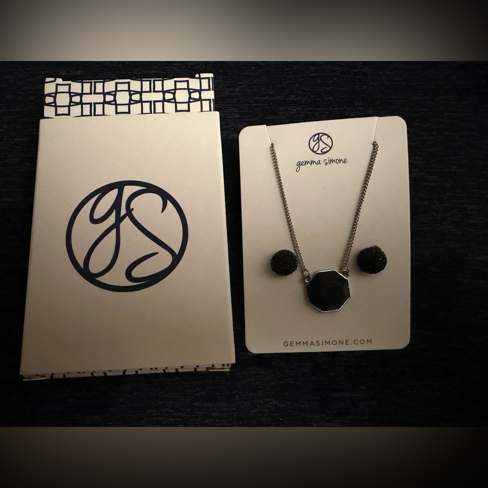 Gemma Simone Black Pendant Necklace – New in Box, Never Worn